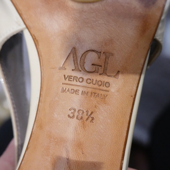 AGL Tan Patent Leather Low-heeled Pump with Cutout Sides, size 38½ - Picture 5 of 7